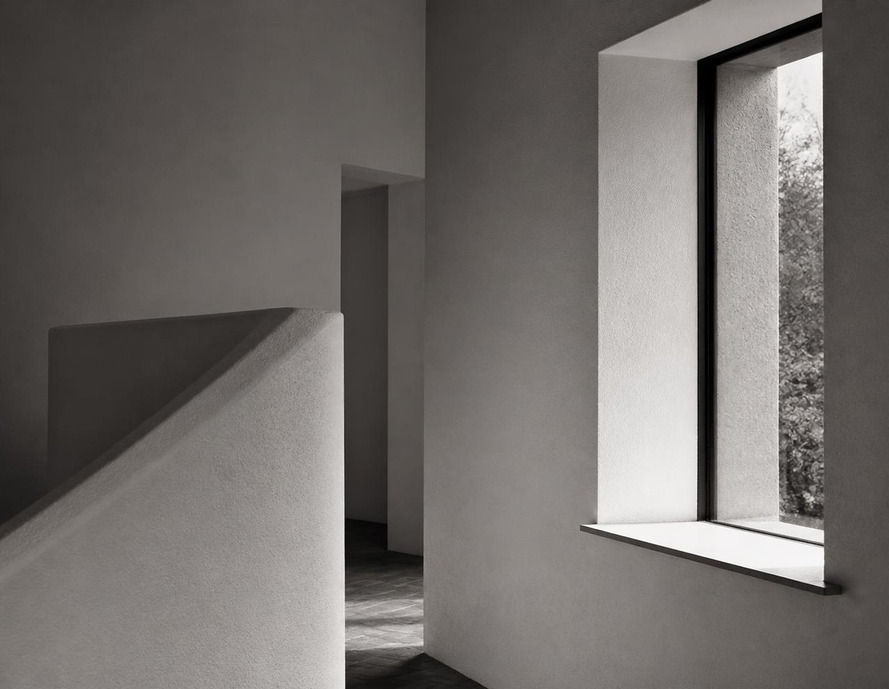 Intérieur minimaliste, lumière naturelle sur un mur de plâtre